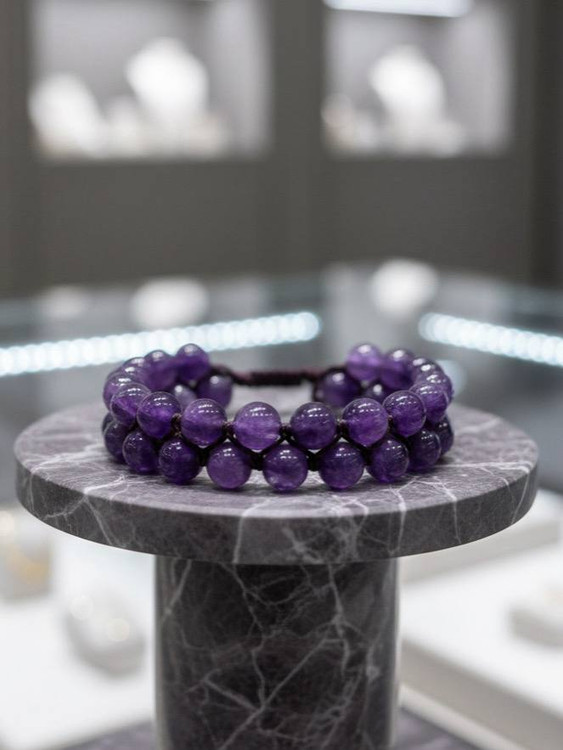 نمای نزدیک دانههای سنگ آمیتیست اصل با رگههای طبیعی